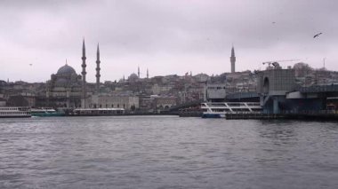 İstanbul, Türkiye - 7 Mart 2025: İstanbul, Türkiye - 7 Mart 2025: İstanbul 'daki Golden Horn Körfezi manzarası. Seyahat