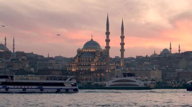 İstanbul, Türkiye - 7 Mart 2025: İstanbul, Türkiye - 7 Mart 2025: İstanbul 'daki Golden Horn Körfezi manzarası. İstanbul 'da gün batımı
