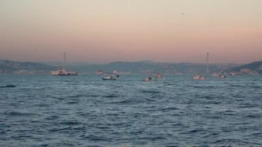 İstanbul, Türkiye - 7 Mart 2025: Boğaz manzarası ve Boğaz Köprüsü manzarası