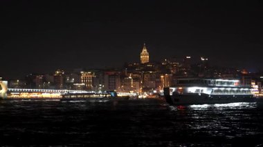 İstanbul, Türkiye - 7 Mart 2025: İstanbul manzarası, Galata Köprüsü 'nden geçen yolcu gemileri. Seyahat