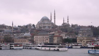 İstanbul, Türkiye - 7 Mart 2025: İstanbul, Türkiye - 7 Mart 2025: İstanbul 'daki Golden Horn Körfezi manzarası. Seyahat