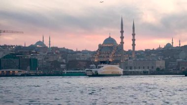 İstanbul, Türkiye - 7 Mart 2025: İstanbul, Türkiye - 7 Mart 2025: İstanbul 'daki Golden Horn Körfezi manzarası. İstanbul 'da gün batımı