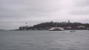 İstanbul, Türkiye - 7 Mart 2025: İstanbul, Türkiye - 7 Mart 2025: İstanbul 'daki Golden Horn Körfezi manzarası. Seyahat