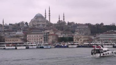 İstanbul, Türkiye - 7 Mart 2025: İstanbul, Türkiye - 7 Mart 2025: İstanbul 'daki Golden Horn Körfezi manzarası. Seyahat