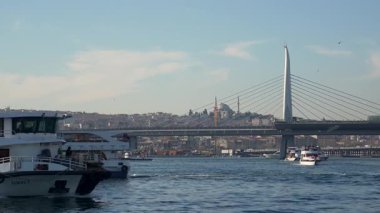 İstanbul, Türkiye - 7 Mart 2025: İstanbul 'daki Altın Boynuz Köprüsü manzarası. Seyahat