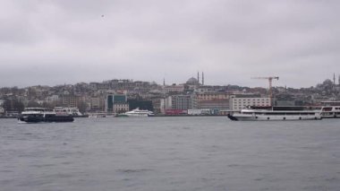 İstanbul, Türkiye - 7 Mart 2025: İstanbul, Türkiye - 7 Mart 2025: İstanbul 'daki Golden Horn Körfezi manzarası. İstanbul 'da gün batımı