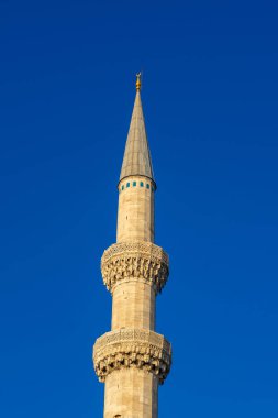 Mavi gökyüzü arka planına karşı minare, İslam. Din