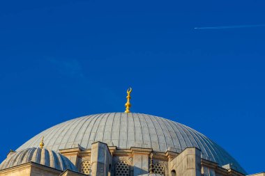 Mavi gökyüzü arka planında cami kubbesi. İslam. Din