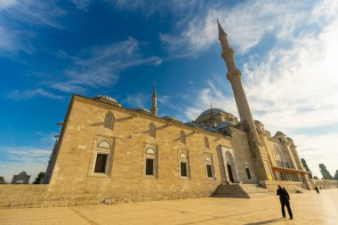İstanbul 'daki Fatih Camii' ne geniş açılı bir bakış açısı. Türkiye 'de Seyahat