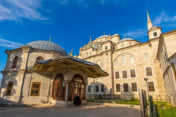 İstanbul 'daki Fatih Camii' ne geniş açılı bir bakış açısı. Türkiye 'de Seyahat