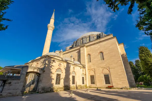 İstanbul 'daki Fatih Camii' ne geniş açılı bir bakış açısı. Türkiye 'de Seyahat