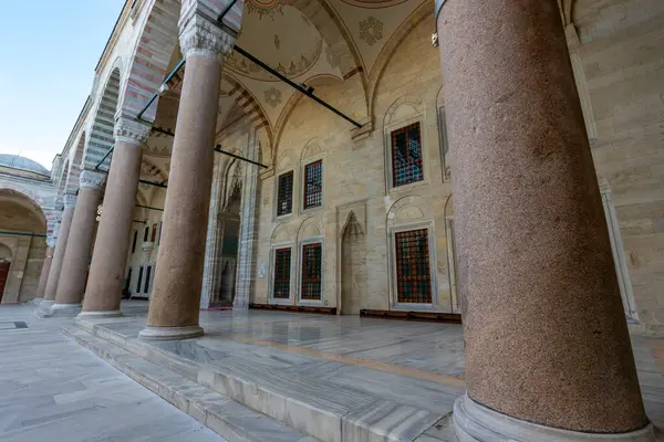 Güzel Fatih Camii 'nin iç avlusu İstanbul' un simgesidir. Din. Seyahat