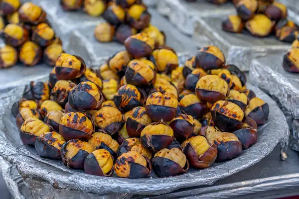 Kavrulmuş kestaneler, turistik yerlerde lezzetli fındıklar satmak. Seyahat
