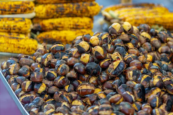 Turistler için kavrulmuş kestane ve mısır. Seyahat