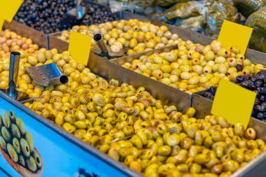İstanbul pazarında sarı ve yeşil zeytin. Yiyecek.
