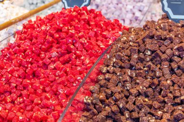 İstanbul 'daki bir pazarda, İstanbul Kapalı Çarşısı, Türkiye' de çeşitli şeker çeşitleri var. Yiyecek.