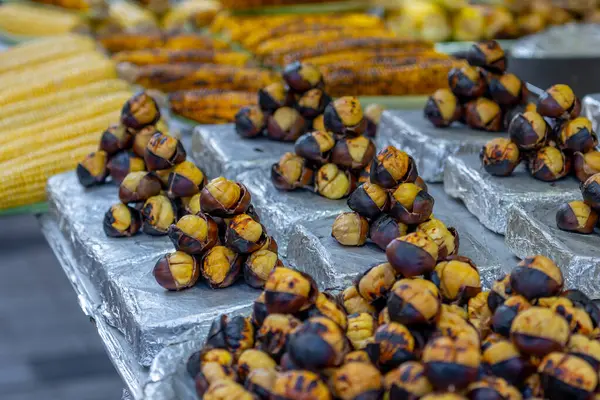 Kavrulmuş kestaneler, turistik yerlerde lezzetli fındıklar satmak. Seyahat