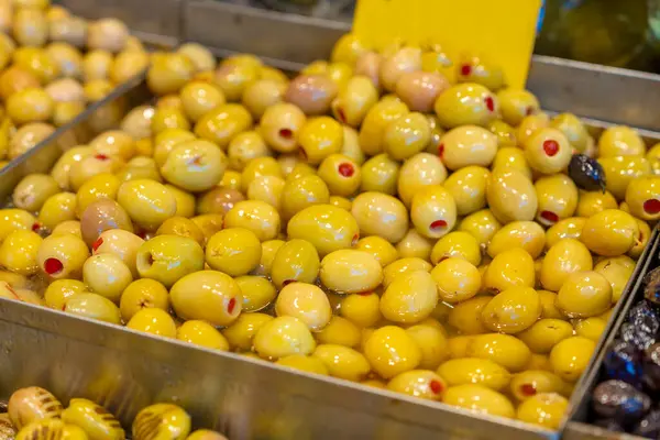 İstanbul pazarında sarı ve yeşil zeytin. Yiyecek.