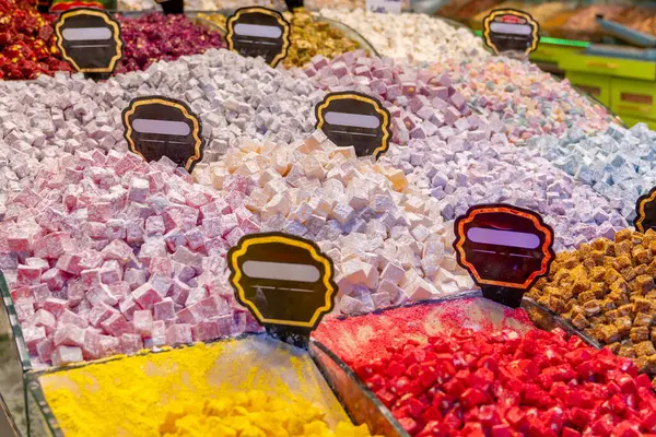 İstanbul 'daki bir pazarda, İstanbul Kapalı Çarşısı, Türkiye' de çeşitli şeker çeşitleri var. Yiyecek.