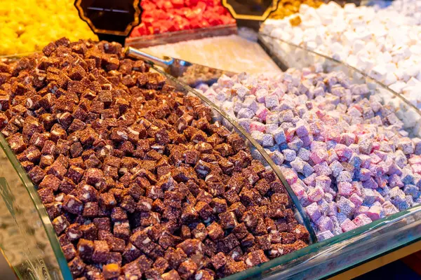 İstanbul 'daki bir pazarda, İstanbul Kapalı Çarşısı, Türkiye' de çeşitli şeker çeşitleri var. Yiyecek.