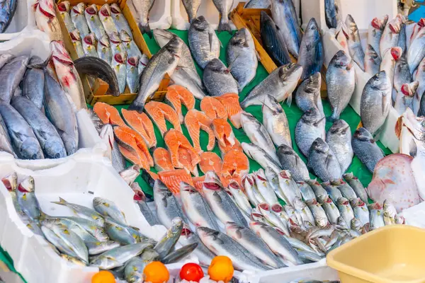 Sokak pazarında taze balık. Yiyecek.