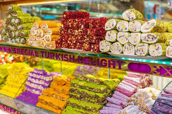 İstanbul 'daki bir pazarda, İstanbul Kapalı Çarşısı, Türkiye' de çeşitli şeker çeşitleri var. Yiyecek.