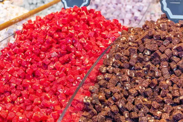 İstanbul 'daki bir pazarda, İstanbul Kapalı Çarşısı, Türkiye' de çeşitli şeker çeşitleri var. Yiyecek.