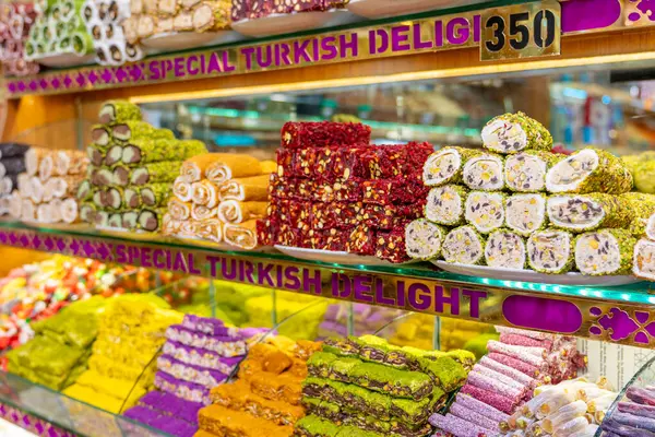 İstanbul 'daki bir pazarda, İstanbul Kapalı Çarşısı, Türkiye' de çeşitli şeker çeşitleri var. Yiyecek.