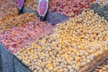 Dükkanda bir sürü fındık ve diğer organik yiyecekler var. Sağlıklı yemek.