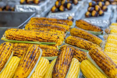 Turistler için kavrulmuş kestane ve mısır. Seyahat