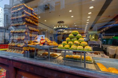 Türkiye 'deki İstanbul pazarında çeşitli tatlı çeşitleri var. Yiyecek.