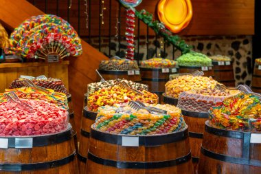 Türkiye 'deki İstanbul pazarında çeşitli tatlı çeşitleri var. Yiyecek.