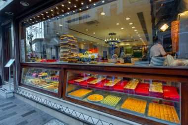 Türkiye 'deki İstanbul pazarında çeşitli tatlı çeşitleri var. Yiyecek.