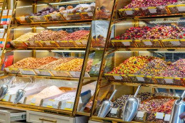 Türkiye 'deki İstanbul pazarında çeşitli tatlı çeşitleri var. Yiyecek.