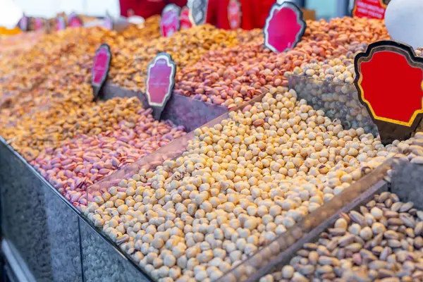 Dükkanda bir sürü fındık ve diğer organik yiyecekler var. Sağlıklı yemek.