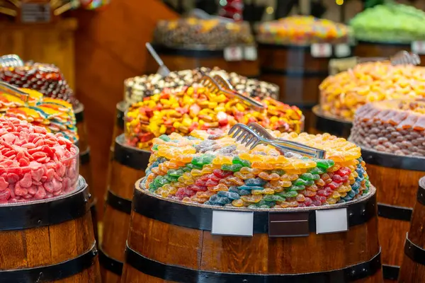 Türkiye 'deki İstanbul pazarında çeşitli tatlı çeşitleri var. Yiyecek.