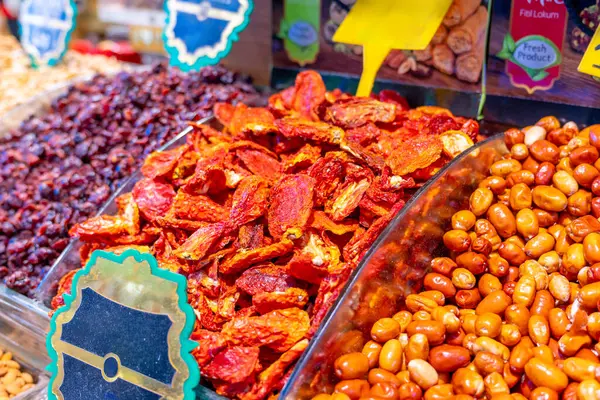 Markette satılık çeşitli kurutulmuş meyveler. Sağlıklı yemek.