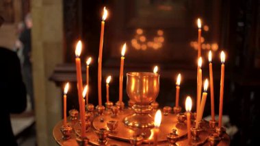 Birçok kişi bir Ortodoks kilisesinde mum yaktı. Din