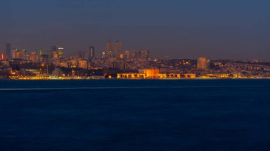 İstanbul Boğazı 'nın gece manzarası ve İstanbul şehri. Peyzaj