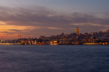Geceleri Galata Kulesi ve Golden Horn Körfezi. İstanbul, Türkiye. Seyahat