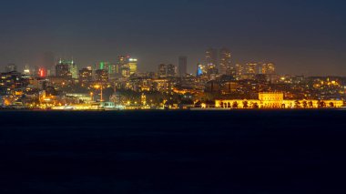 İstanbul Boğazı 'nın gece manzarası ve İstanbul şehri. Peyzaj