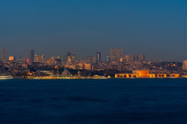 İstanbul Boğazı 'nın gece manzarası ve İstanbul şehri. Peyzaj