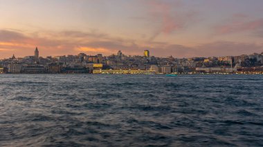 Geceleri Galata Kulesi ve Golden Horn Körfezi. İstanbul, Türkiye. Seyahat