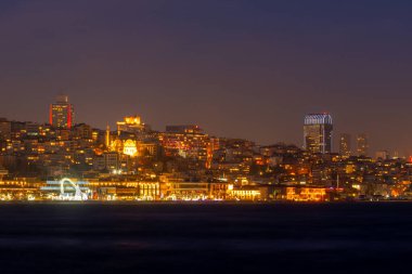 İstanbul Boğazı 'nın gece manzarası ve İstanbul şehri. Peyzaj