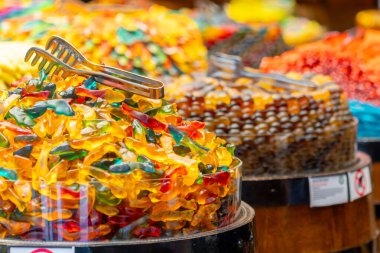 Türkiye 'deki İstanbul pazarında çeşitli tatlı çeşitleri var. Yiyecek.