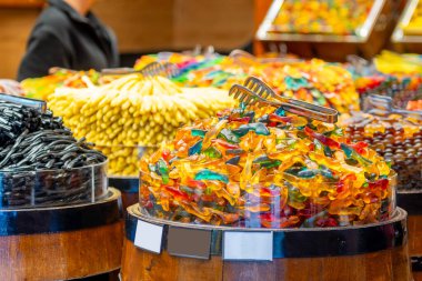 Türkiye 'deki İstanbul pazarında çeşitli tatlı çeşitleri var. Yiyecek.