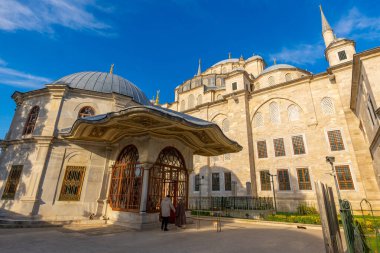 İstanbul 'daki Fatih Camii' ne geniş açılı bir bakış açısı. Türkiye 'de Seyahat