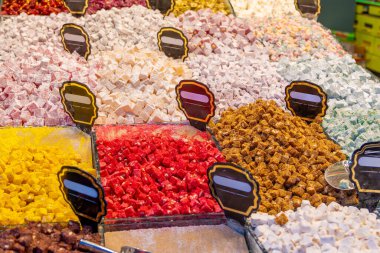 İstanbul 'daki bir pazarda, İstanbul Kapalı Çarşısı, Türkiye' de çeşitli şeker çeşitleri var. Yiyecek.