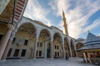 Güzel Fatih Camii 'nin iç avlusu İstanbul' un simgesidir. Din. Seyahat