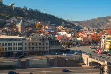 Tiflis, Gürcistan - 23 Kasım 2025: Eski Tiflis, Abanotubani 'nin güzel manzarası. Seyahat